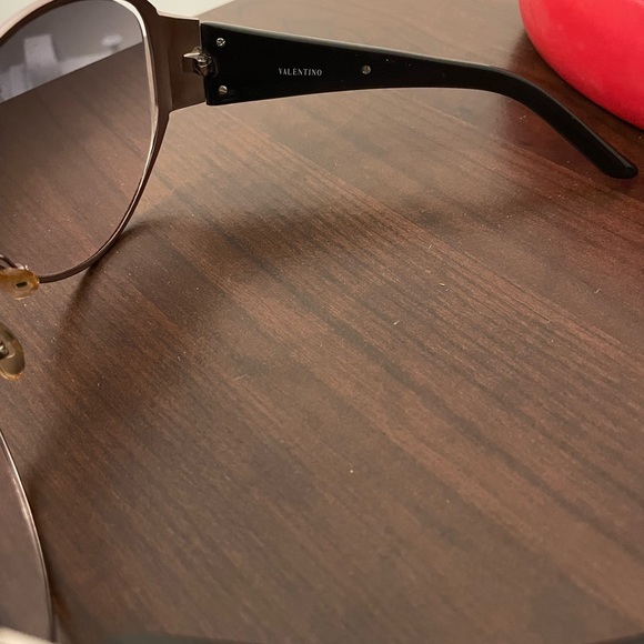 Authentic Valentino sunglasses. Style #5451 w original case and cleaning cloth. - Picture 6 of 9
